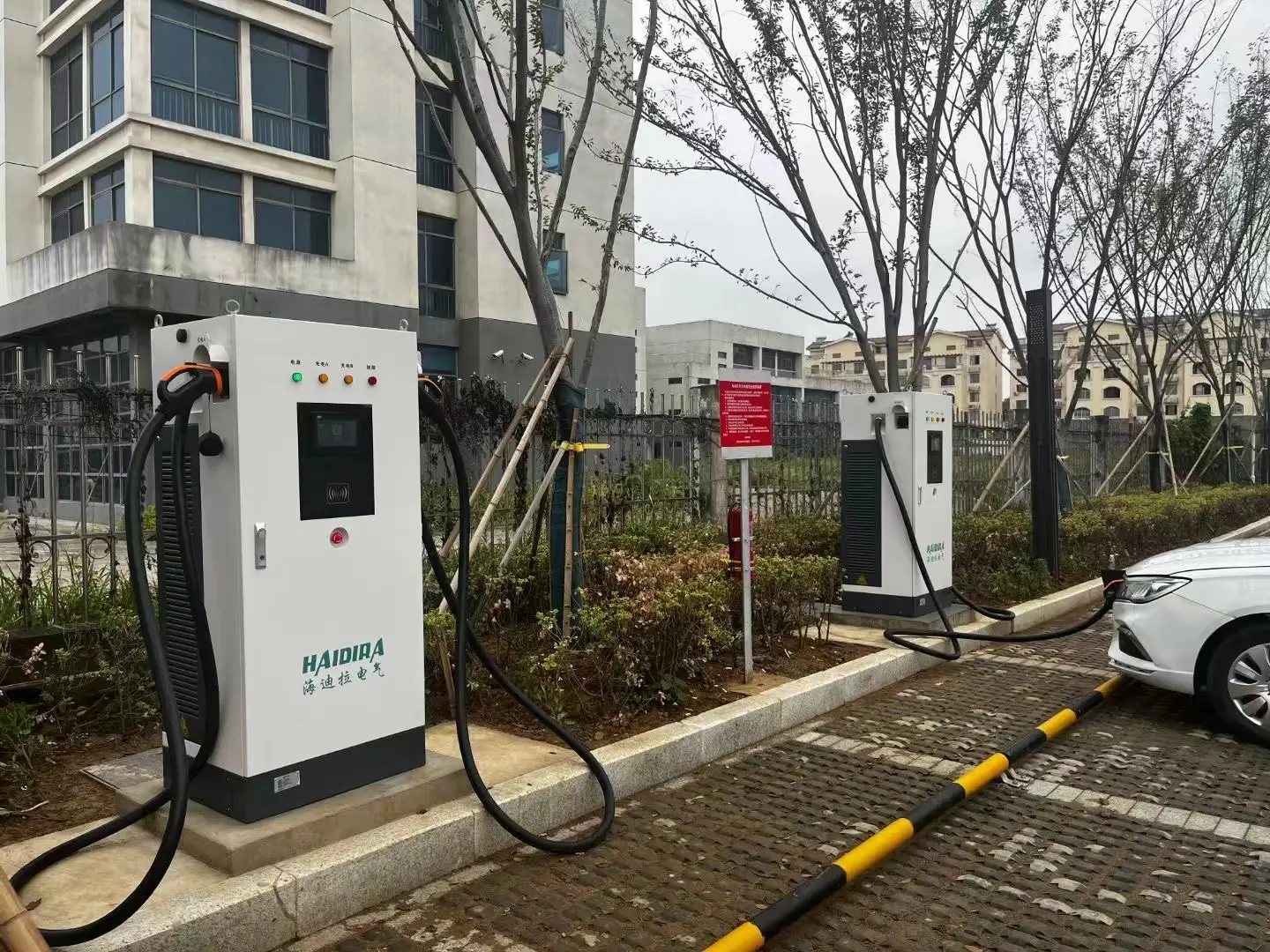 Ultra-Fast 160kW DC EV Charging Station (CCS2/CHAdeMO) Commercial-Grade Electric Vehicle Charger for Fleet & Public Use