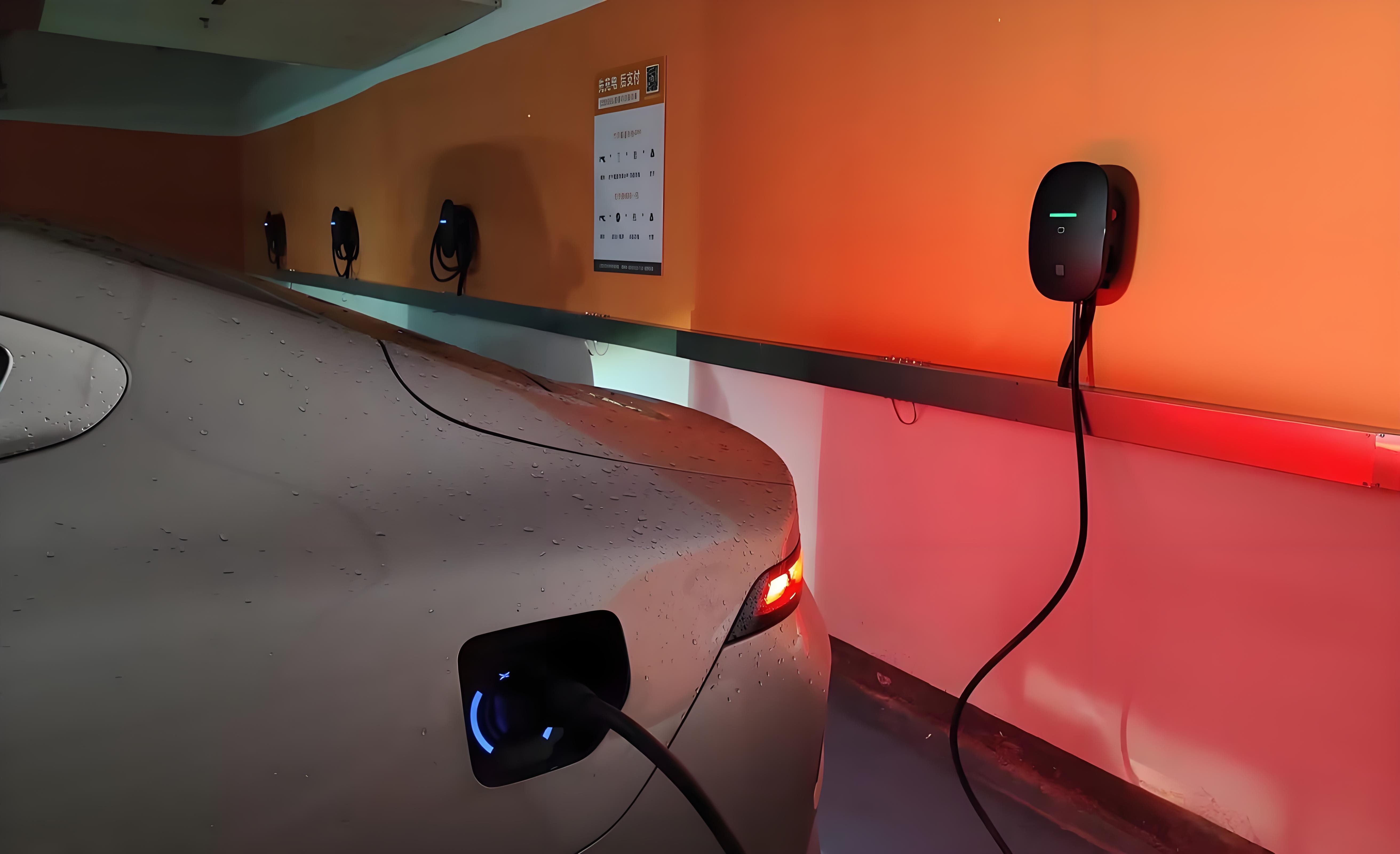 Slow charging is a more commonly used charging method, for the new energy electric vehicle charging pile it is connected to the on-board charger, it is mainly to convert low-power alternating current into direct current, that is, AC-DC conversion, the charging power is generally 3kW or 7kW, the reason is that the power battery can only be charged by DC. In addition, the slow charging interface of the new energy electric vehicle charging pile is generally 7 holes.