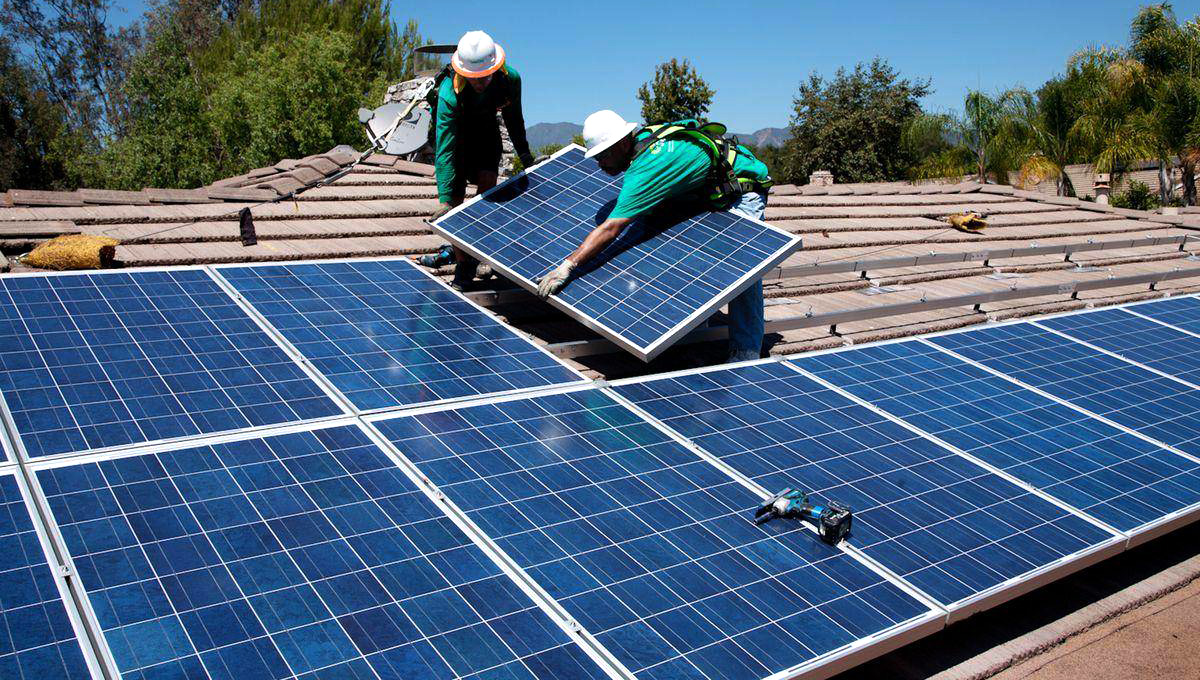 How much power does a 200w solar panel generate in a day