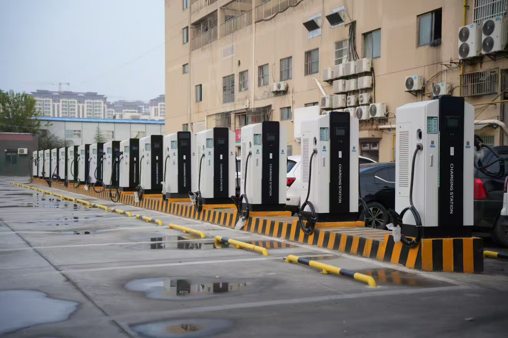 The DC charging pile converts the AC power of the power grid into DC power to charge the power battery of the vehicle by interacting with the vehicle with information, and controls the output power of the charging pile according to the battery manager on the vehicle.